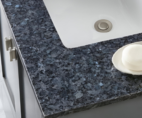 Granito Ala de Mosca en baño Marblock