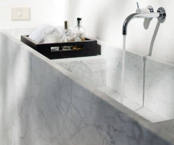 Aplicación Mármol Blanco Carrara en Baño Marblock
